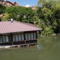 Potonuli splav konačno se uklanja iz Đetinje, u blizini mesta ranije se dogodila tragedija. Na plaži zbog toga sve do sada…