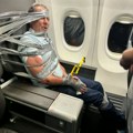 Podivljalog putnika zalepili trakom za sedište! Drama u avionu, pijan sve redom napadao i vređao, ovako se pravda nakon…