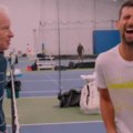 Nole kao mekinro Đoković imitirao legendarnog tenisera i "umirao" od smeha, osvanuo hit snimak sa US Opena pre osvajanja…