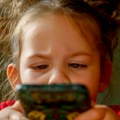 S koliko godina deci dati telefon bez nadzora Odgovor psihologa će vas iznenaditi