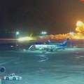 Откривено зашто се запалио авион на аеродрому у Токију! У летелици било 379 људи, ватрогасци се боре да обуздају пожар…