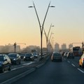 Zastrašujući snimak iz centra Beograda: Muškarac hoda po ogradi na Brankovom mostu, ljudi gledaju u čudu VIDEO