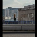 VIDEO: Hoda po ogradi Brankovog mosta rizikujući život