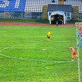Skandalozan autogol u lučanima: Pogledajte kako je fudbaler Mladosti zatresao svoju mrežu protiv IMT-a! Video
