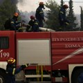 Veliki požar izbio U Atini: Vatrena stihija buknula u stambenoj zgradi, na terenu 16 vatrogasaca sa pet vozila