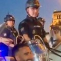 Prizor za pamćenje: Realovog heroja otac dočekao na konju! Najemotivnija scena sa veličanstvene proslave u Madridu!