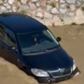 Automobil sleteo u reku rašku, užas u Novom Pazaru! (video)
