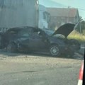 Težak udes između Batajnice i ugrinovaca: Automobil slupan i spreda i pozadi (foto)