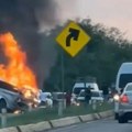 Ljudi živi spaljeni! Najmanje 15 poginulih Kombi pun radnika udario u taksi vozilo na auto-putu u Meksiku: Izbio veliki požar…