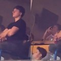 Teodosić sa cigaretom u ruci gleda Zvezdu u Areni, pored njega je bio i Đoković FOTO
