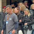Uplakanu ženu pevača pridržavaju, izneli sanduk iz crkve, tužna kolona: Sahranjen član iz grupe "DNK"