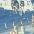 Snimak upada Amerikanaca na tanker kod Venecuele: Helikopter nadletao brod, a onda su se komandosi spustili konopcima! (video)