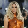 Kim Kardašijan sa šiljatim bronzanim oklopom oduševila na Met Gali: Kritičari je hvale na sva usta, a iza kreacije stoji ovaj…