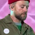 VIDEO: Frontmen benda Gorillaz sa bedžom "Studenti pobeđuju" na nastupu