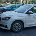 Taktilnim stazama se kreću slepe i slabovide osobe, da li morate da parkirate autobile na njima?