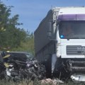 Automobil u potpunosti smrskan! Prve slike nesreće kod Sente: Poginuli muškarac i žena, direktno se zakucali u kamion