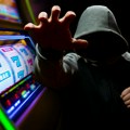 Filmska pljačka kladionice: Radnica pomogla mušteriji da hakuje aparat za igre na sreću i prisvoji 44.000 evra