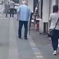 Prvi snimak iz bulevara! Vidi se stariji muškarac kako s puškom šeta ulicom kod Đerma u centru Beograda (video)