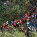 Tragedija u Gvatemali: Najmanje 51 osoba poginula kada je autobus sleteo s mosta