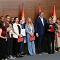 Vučić uručio ugovore o radu zdravstvenim radnicima iz dijaspore koji se vraćaju u Srbiju