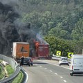 Dim prekrio ceo auto-put! Zastrašujuća slika na jugu Srbije: Zapalio se kamion, evo šta je sa vozačem