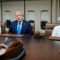 (Foto) sastanak u predsedničkom avionu: Evo šta je Tramp rekao katarskom emiru: Ne znam šta je važnije, biti voljen ili…