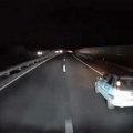 Jeziv snimak sa auto-puta kod tranšpeda: Sa kamiona otpadali delovi, a onda "korsa" uletela u mrtav ugao! Pogledajte šta je…