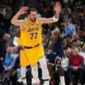 Tripl-dabl Luke Dončića u pobedi Lejkersa protiv Denvera