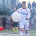 (Foto) To je fudbal! Teren čistili igrači Zvezde i Budućnosti, navijači na terasama u Dobanovcima