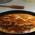 (Video) Turkinja oduševila receptom: Sočan i hrskav burek iz tiganja, gotov za samo 15 minuta