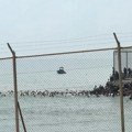 (Foto, video) Hiljade migranata probilo granicu, stiže vojska, evropska zemlja pred kolapsom! Komšije prete izbacivanjem iz…