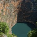 U Crveno jezero u komšiluku Srbije niko nikad nije uspeo da ubaci kamen: Duboko je više od 250 metara, a zbog njega kruži…