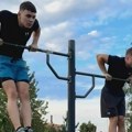 Mladi Leskovčani pozivaju sugrađane na humanost: Zgibovima i propadanjima skupljaju novac za Bogdana – VIDEO