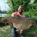Rekordan ulov kapitalca u Velikoj Moravi: Aleksandar Pinja Živadinović iz Donjeg Katuna ulovio amura od 27 kilograma! (foto)