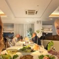 (Foto) Ovako danas izgleda bivša žena Željka Mitrovića ćerka Sandra objavila fotografiju velike zvezde 90-ih: "Na večeri sa…