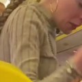 Žene se potukle u avionu, putnici vrište Krv šikljala na sve strane (uznemirujući video)