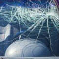 Autom uleteo u pekaru u Aranđelovcu: Izlog smrskan, u vozilu se upalio erbeg