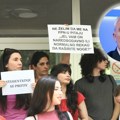 Pobeda: Studentkinje se grle i slave to što Orlović nije izabran za dekana FPN