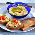Kako se pravi humus? Recept Džejmija Olivera garantuje najukusniji namaz od leblebija, koji topi kalorije a idealn je u postu