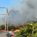 (Foto, video) "čuju se detonacije": U Šibeniku izbio požar, vatra se širi ka kućama, kulja crni dim iznad grada: Stižu…