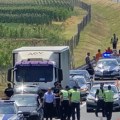 Prve slike stravične nesreće kod Novog Sada: Kamiondžija zaspao za volanom, pa udario saobraćajca: Jezivi detalji tragedije…