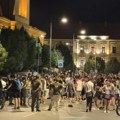 I večeras građani protestovali ispred prostorija SNS-a