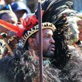 Kralj naroda Zulu izazvao profesora na borbu štapovima
