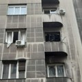 Jutro nakon eksplozije u Kosovskoj Polupani prozori na zgradi, automobili oštećeni... (video)
