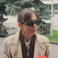 Emina Jahović na ivici suza: Pevačica stigla na komemoraciju Halidu Bešliću, lice krije iza tamnih naočara: "Otišao je čistog…