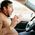 Muškarac otvorio haubu i zanemeo: Vozač prijavio kvar pa pronašao zalihe lešnika u automobilu!