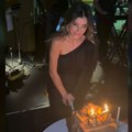 Јована Пајић данас слави рођендан, дочекала га у клубу са пријатељима, они јој приредили изненађење, мало ко зна колико…