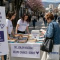 Ulična akcija „Čaršijska biblioteka“: Razmena knjiga na gradskom šetalištu u Vranju