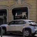 (Video) Da li je ovo realno?! Novi snimak vožnje u kontrasmeru, i to u centru Beograda: prvo se okrenuo na kružnom toku, pa…