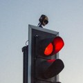 (Video) Šta se dešava ako prođete kroz crveno svetlo da biste propustili vozilo hitne Evo šta kaže Zakon, a šta može biti u…